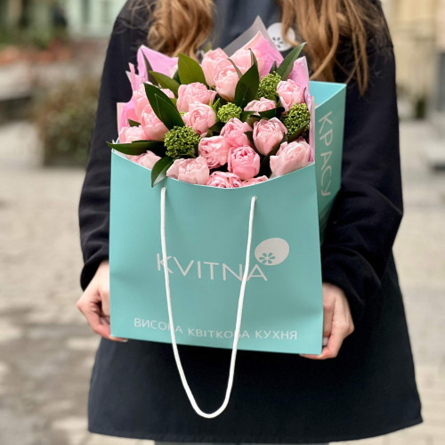 Хрусткий букет із тюльпанів Дрімер та скімії «Сад мрій»