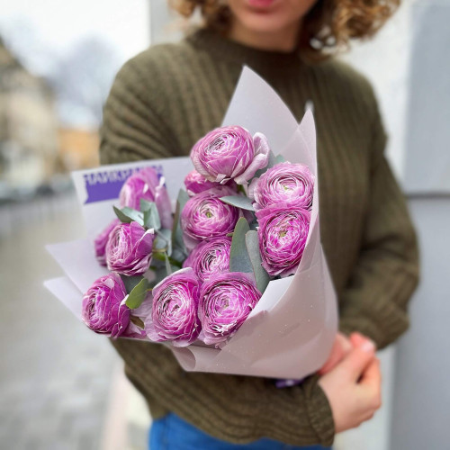 Ranunculus «Clooney Antoine» and Eucalyptus