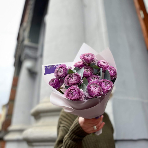 Ranunculus «Clooney Antoine» and Eucalyptus
