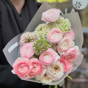 Incredibly delicate bouquet of ranunculi «Exquisite ranunculus»