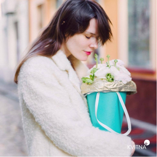 Моно букет із ранунклюсів Cloony Hanoy в фірмовому пакунку