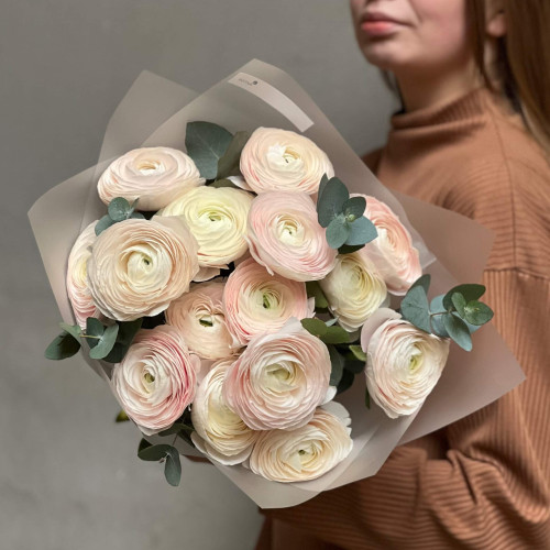 15 нежных ранункулюсов Clooney Hanoi в букете «Сияющие жемчужины»