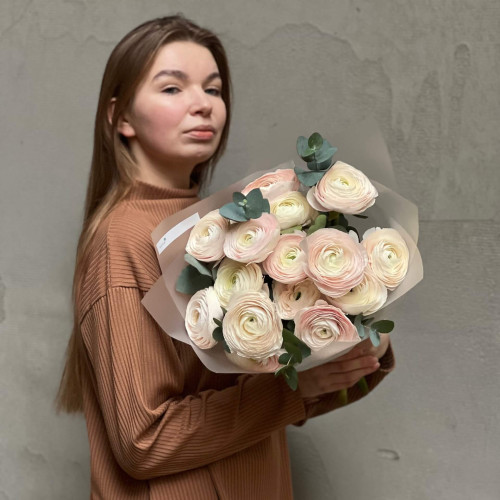 15 нежных ранункулюсов Clooney Hanoi в букете «Сияющие жемчужины»