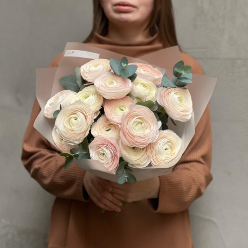 15 нежных ранункулюсов Clooney Hanoi в букете «Сияющие жемчужины»