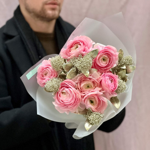 Delicate pink bouquet of 7 ranunculi and skimmia
