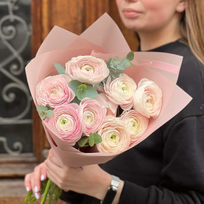 9 рожевих ранункулюсів сорту Clooney Hanoi у букеті «Ванільна пудра»