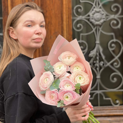 9 рожевих ранункулюсів сорту Clooney Hanoi у букеті «Ванільна пудра»