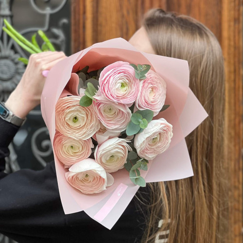 9 рожевих ранункулюсів сорту Clooney Hanoi у букеті «Ванільна пудра»