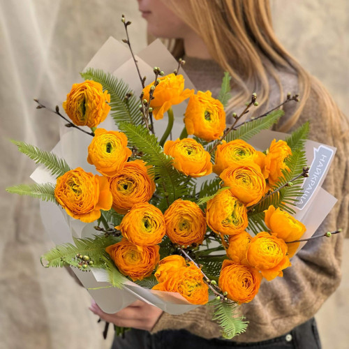 21 ранункулюс і амбрела у букеті «Сонячний ранункулюс»