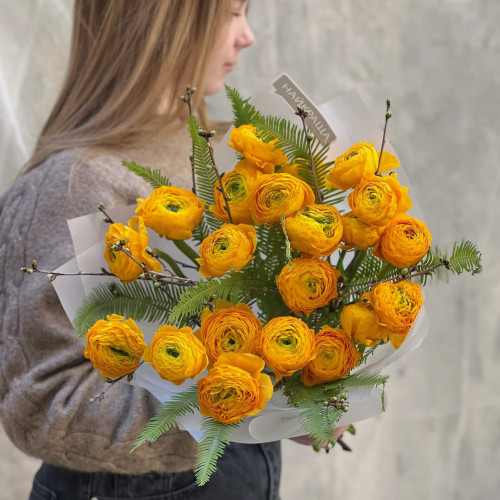21 ранункулюс і амбрела у букеті «Сонячний ранункулюс»