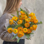 21 ранункулюс і амбрела у букеті «Сонячний ранункулюс»