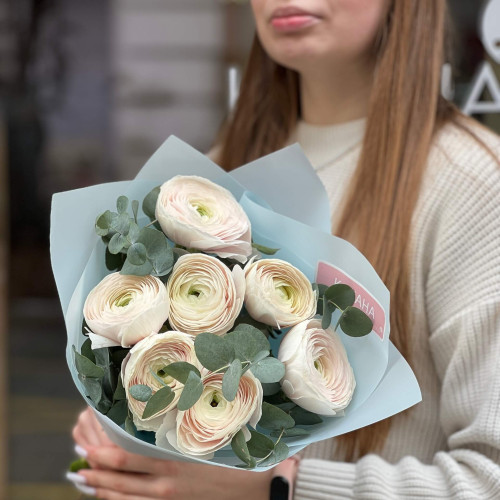 7 світлих ранункулюсів Clooney Hanoi та евкаліпт у букеті «Пудрова вишуканість»