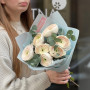 7 світлих ранункулюсів Clooney Hanoi та евкаліпт у букеті «Пудрова вишуканість»