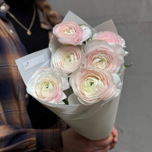 Delicate bouquet with ranunculi «Thin Silk»