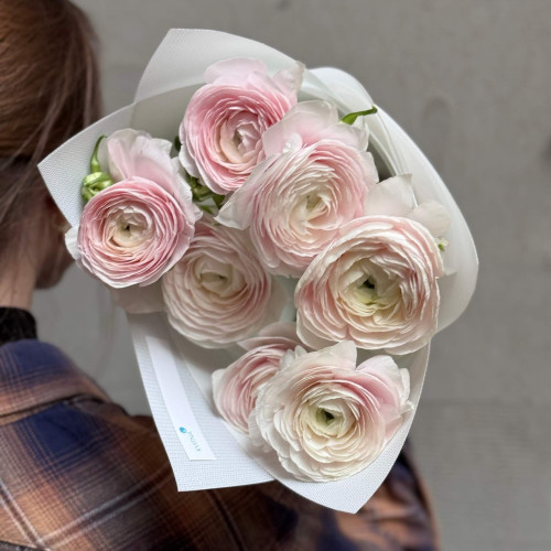 Delicate bouquet with ranunculi «Thin Silk»