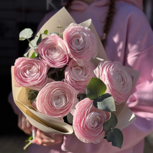 7 ніжних ранункулюсів Clooney Lady та евкаліпт у букеті «Шовковий вітерець»