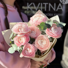 7 ніжних ранункулюсів Clooney Lady та евкаліпт у букеті «Шовковий вітерець»