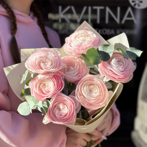 7 ніжних ранункулюсів Clooney Lady та евкаліпт у букеті «Шовковий вітерець»