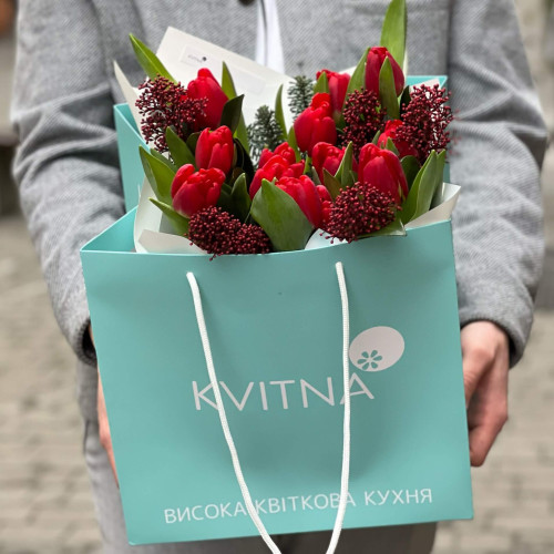 Червоний насичений букет з тюльпанами та скімією «Різдвяний поцілунок»