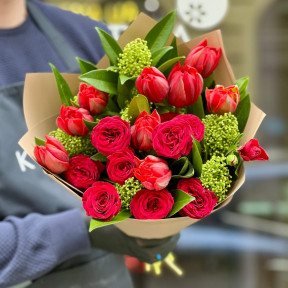Red bouquet with tulips «Ardent kiss»