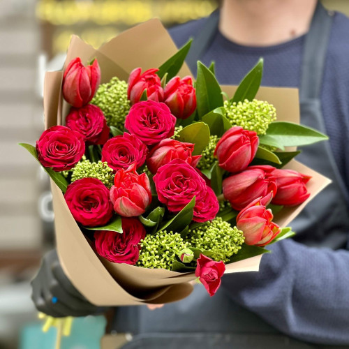 Red bouquet with tulips «Ardent kiss»