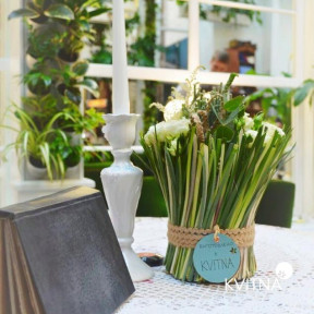 Букет-сніп з кущової троянди в берграсі