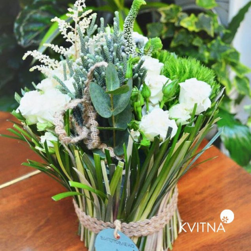 Букет-сніп з кущової троянди в берграсі