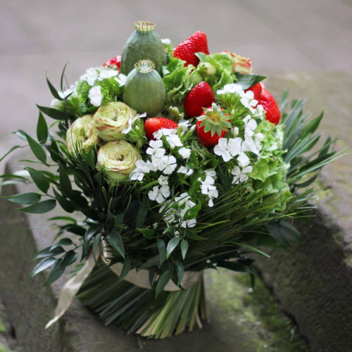 Літній сніп з соковитою полуницею та трояндами