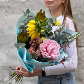Цікавий букет з фрітілярією та півонією «Сонячний ліхтар»