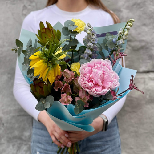 Цікавий букет з фрітілярією та півонією «Сонячний ліхтар»