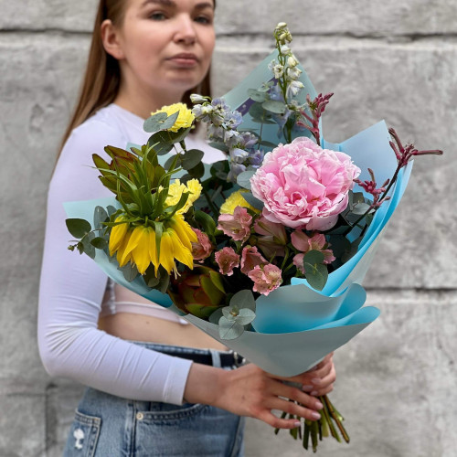 Цікавий букет з фрітілярією та півонією «Сонячний ліхтар»