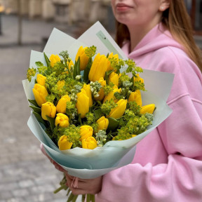 Яскравий букет із тюльпанів та матіоли «Сонячний садок»