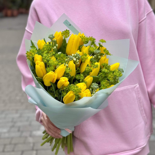Яскравий букет із тюльпанів та матіоли «Сонячний садок»