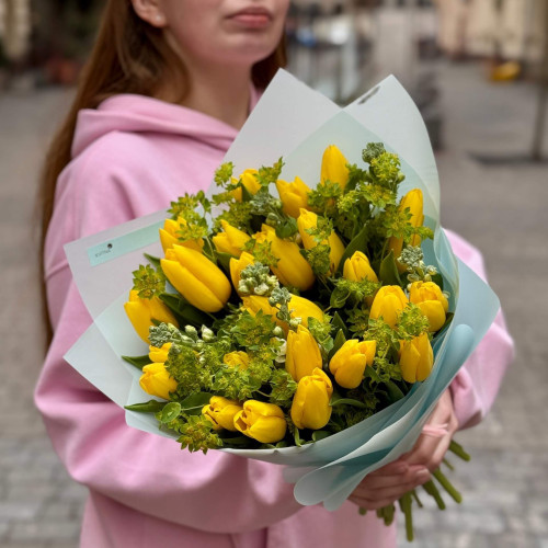 Яскравий букет із тюльпанів та матіоли «Сонячний садок»