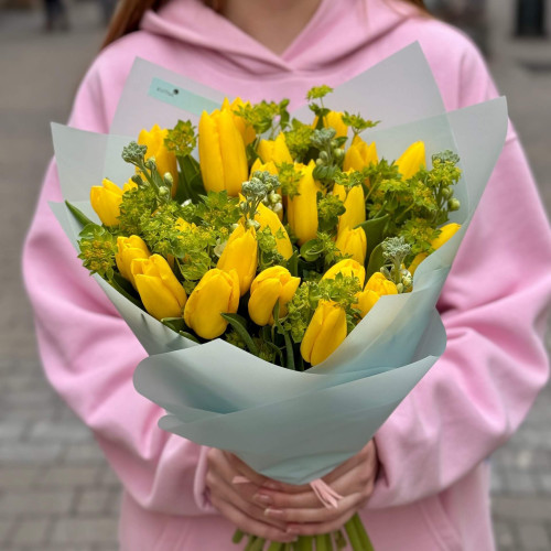 Яскравий букет із тюльпанів та матіоли «Сонячний садок»