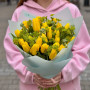 Яскравий букет із тюльпанів та матіоли «Сонячний садок»