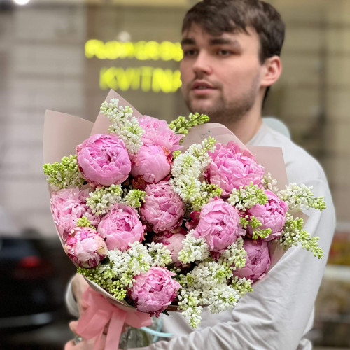 Ароматный весенний букет из пионов Сара Бернар и белой сирени «Малиновое парфе»