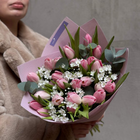Ніжний весняний букет з алліумом та тюльпанами «Магічний пил»