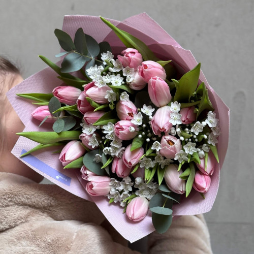 Ніжний весняний букет з алліумом та тюльпанами «Магічний пил»