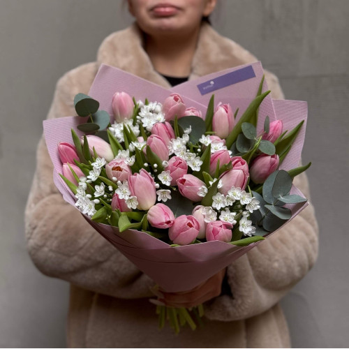 Ніжний весняний букет з алліумом та тюльпанами «Магічний пил»