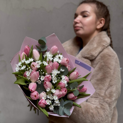 Ніжний весняний букет з алліумом та тюльпанами «Магічний пил»