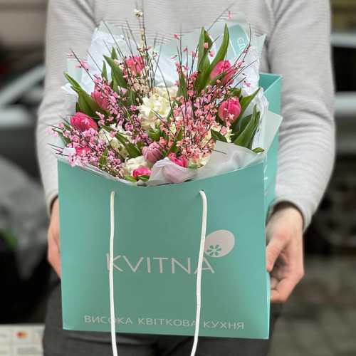 Барвистий букет із запашних гіацинтів та півонієподібних тюльпанів «Весняна пітахайя»