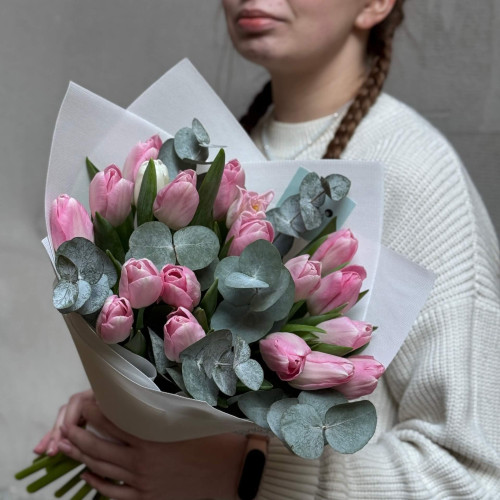 Букет з хрумких тюльпанів та евкаліпту «М'ятна полуниця»