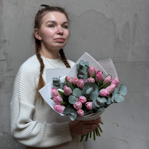 Букет з хрумких тюльпанів та евкаліпту «М'ятна полуниця»