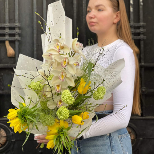 Яскравий букет з гілкою орхідеї «Великодня пташка»