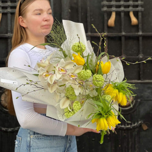 Яскравий букет з гілкою орхідеї «Великодня пташка»