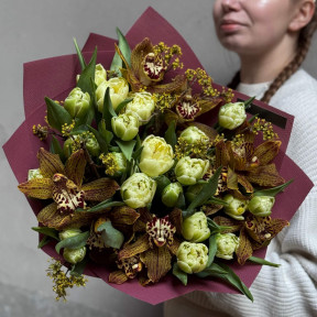 Екзотичний букет з тюльпанами та цимбідіумом «Весняна екзотика»