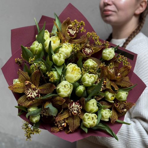 Екзотичний букет з тюльпанами та цимбідіумом «Весняна екзотика»
