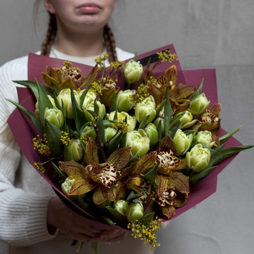 Екзотичний букет з тюльпанами та цимбідіумом «Весняна екзотика»