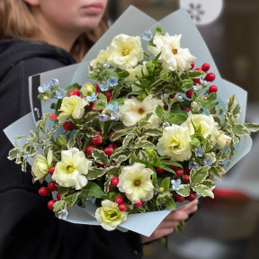 Цікавий букет з ранункулюсом Butterfly «Лісова ягідка»